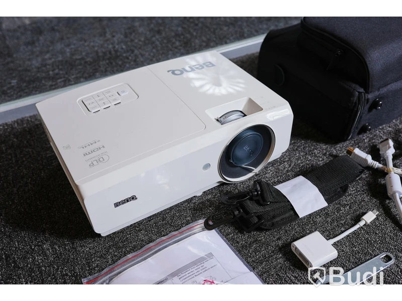 Projektor - Benq Digital projector MW727. Inkl. skyddsväska, sladdar (HDMI, strömkabel, bildkabel och adapter).