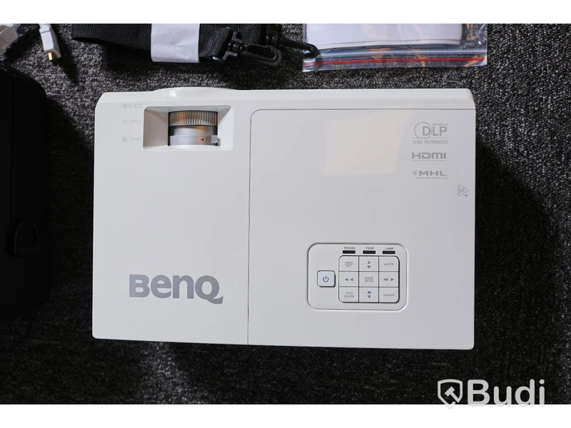 Projektor - Benq Digital projector MW727. Inkl. skyddsväska, sladdar (HDMI, strömkabel, bildkabel och adapter).