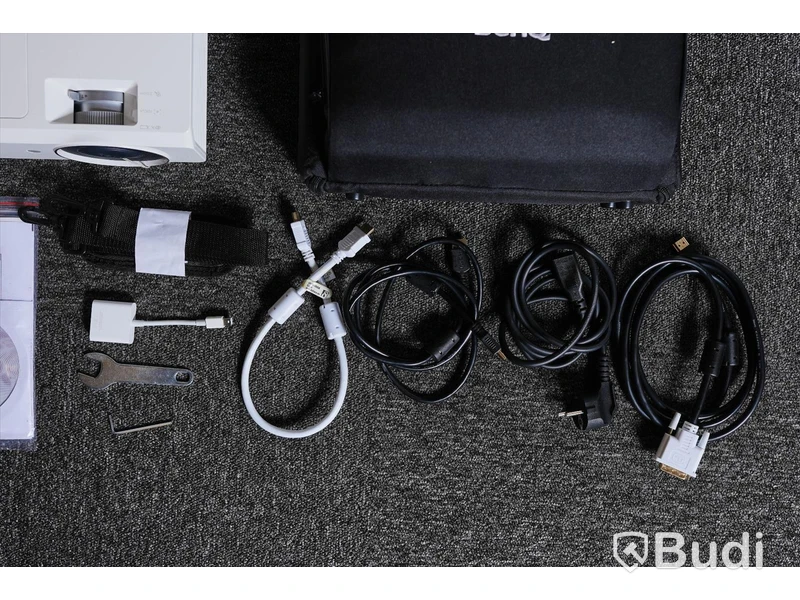 Projektor - Benq Digital projector MW727. Inkl. skyddsväska, sladdar (HDMI, strömkabel, bildkabel och adapter).