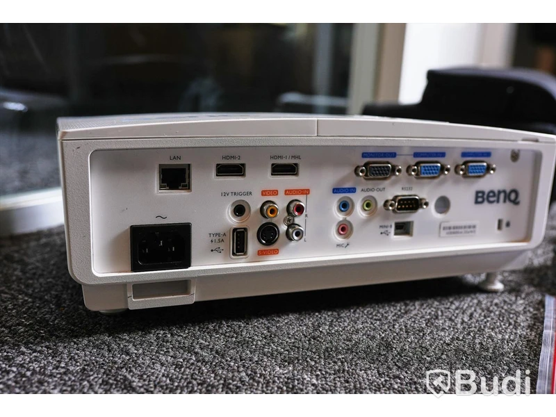 Projektor - Benq Digital projector MW727. Inkl. skyddsväska, sladdar (HDMI, strömkabel, bildkabel och adapter).