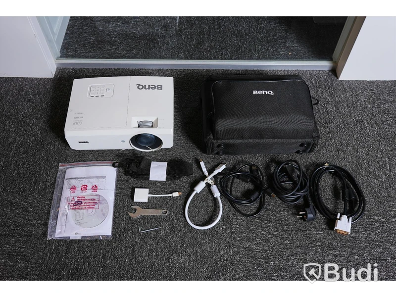 Projektor - Benq Digital projector MW727. Inkl. skyddsväska, sladdar (HDMI, strömkabel, bildkabel och adapter).