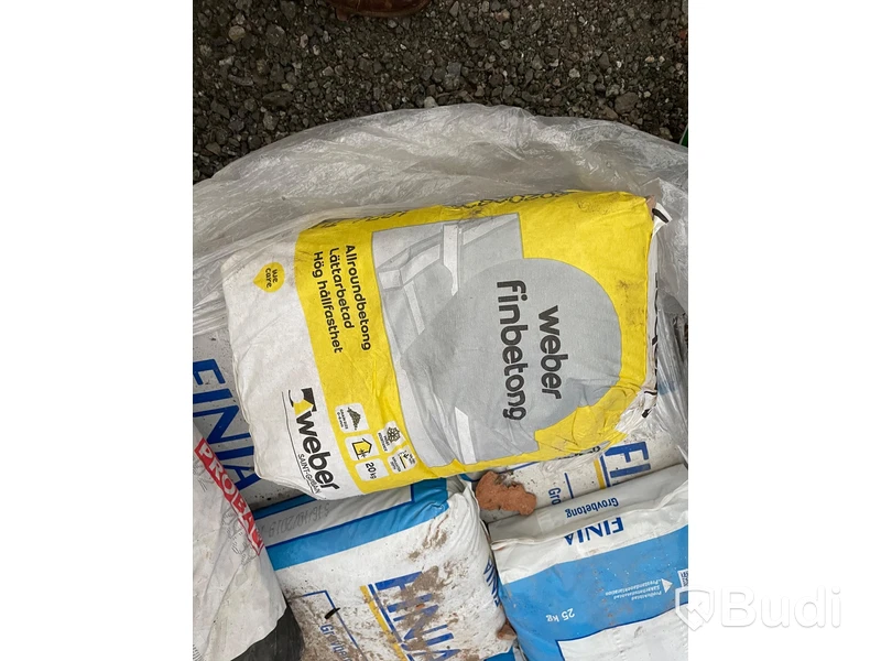 Pall med obrutna säckar, 14 st grovbetong, 6 st finbetong, 1st flytspackel