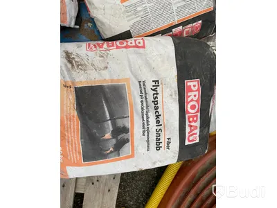 Pall med obrutna säckar, 14 st grovbetong, 6 st finbetong, 1st flytspackel