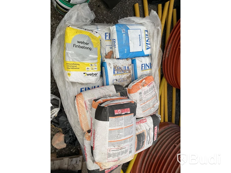 Pall med obrutna säckar, 14 st grovbetong, 6 st finbetong, 1st flytspackel
