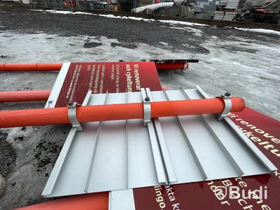 10st vägskyltar med stolpar av plast samt 1st av metall ink 14 st skylthållarstenar. Olika modeller