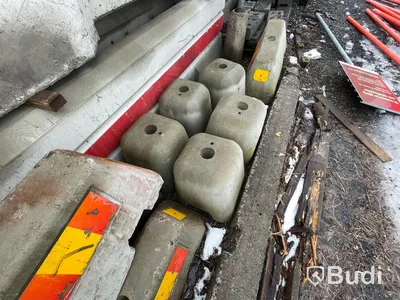 10st vägskyltar med stolpar av plast samt 1st av metall ink 14 st skylthållarstenar. Olika modeller