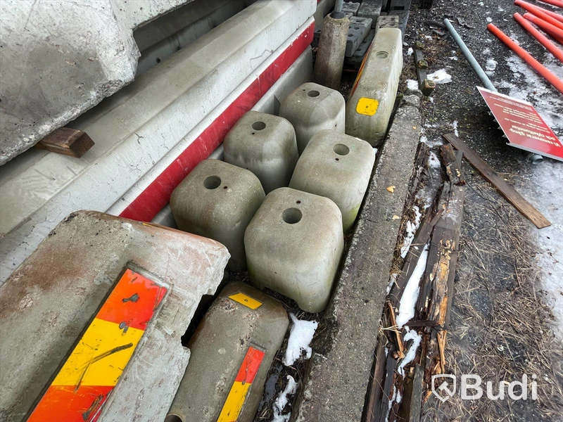 10st vägskyltar med stolpar av plast samt 1st av metall ink 14 st skylthållarstenar. Olika modeller
