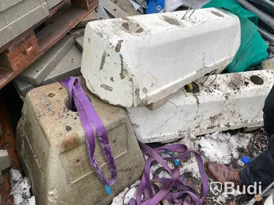 10st vägskyltar med stolpar av plast samt 1st av metall ink 14 st skylthållarstenar. Olika modeller