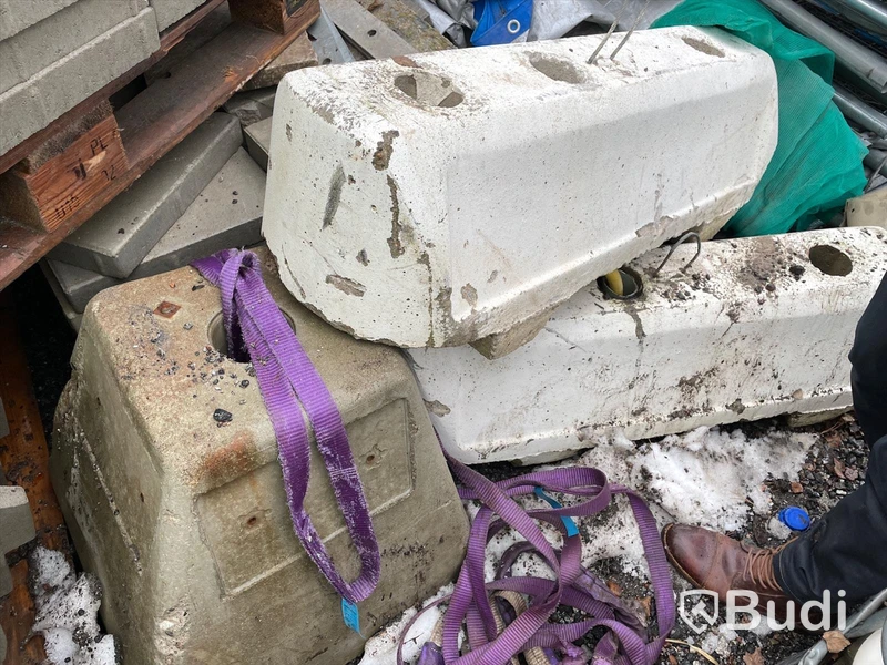 10st vägskyltar med stolpar av plast samt 1st av metall ink 14 st skylthållarstenar. Olika modeller