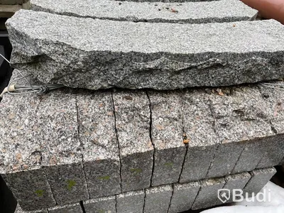 2 pallar med 30 st stora gatstenar kantsten