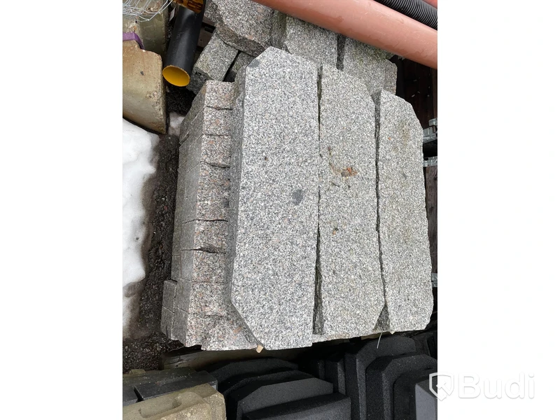 2 pallar med 30 st stora gatstenar kantsten