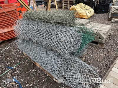 Stängsel 3 rullar samt stolpar i stål och trä