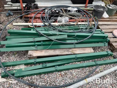 Stängsel 3 rullar samt stolpar i stål och trä