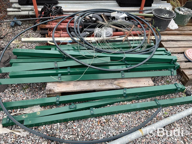 Stängsel 3 rullar samt stolpar i stål och trä