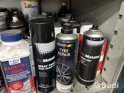 Plåtskåp med mycket innehåll.