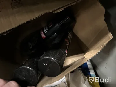 Plåtskåp med mycket innehåll.