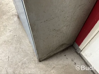 Plåtskåp med mycket innehåll.
