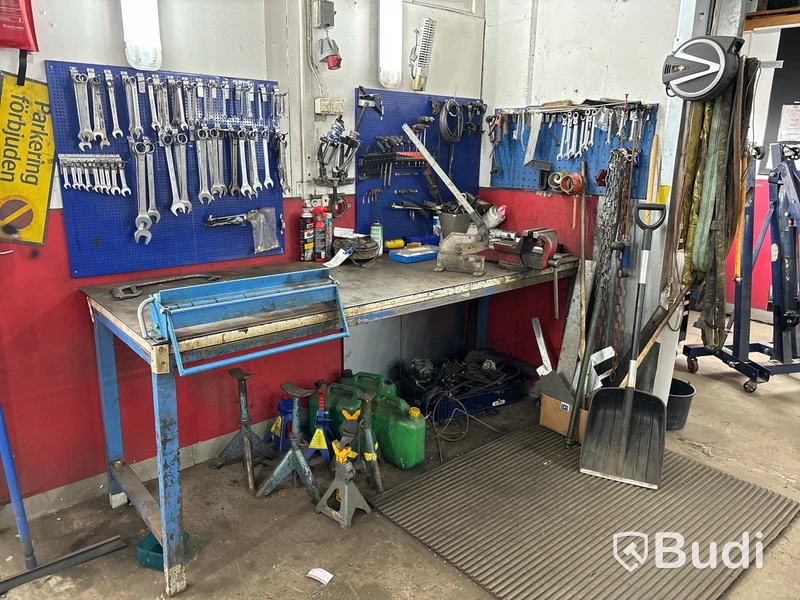 Arbetsbänk, plåtsax & bock, verktyg m.m.