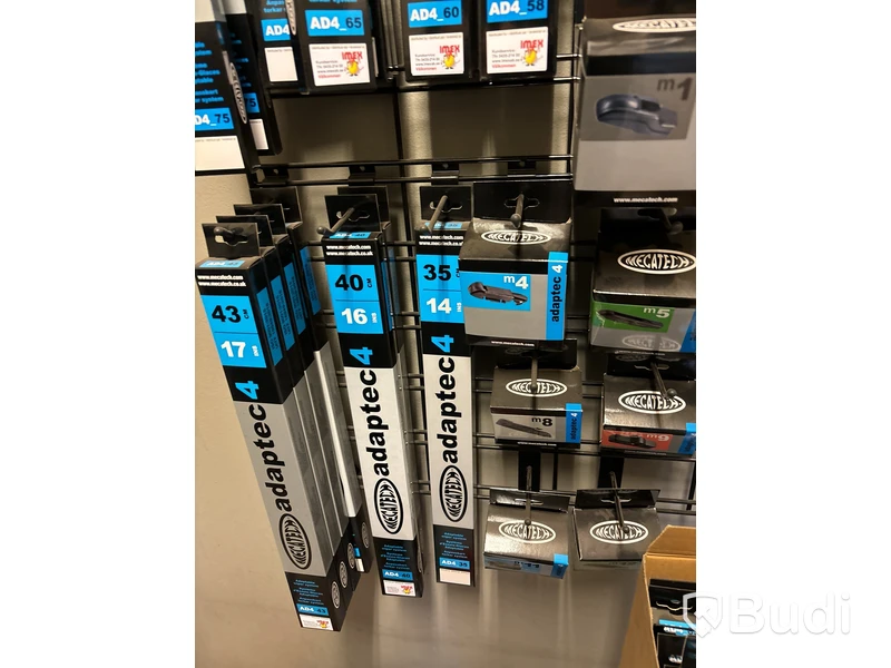 Ca. 30 st nya torkarblad inkl. Ställ.