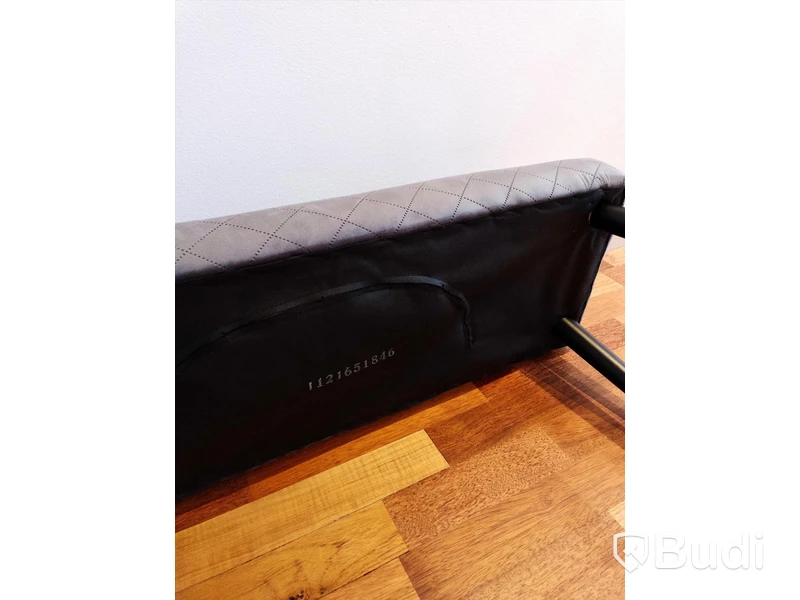 Bänk med textilklädsel
