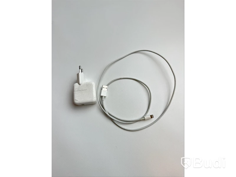 Mobil Apple iPhone 11 64GB svart, OBS! Sprucken fram/baksida.