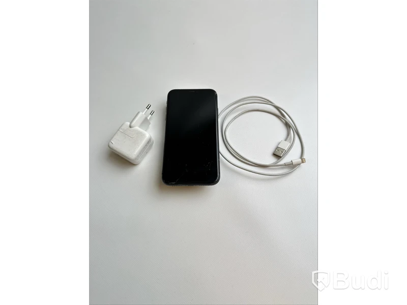 Mobil Apple iPhone 11 64GB svart, OBS! Sprucken fram/baksida.