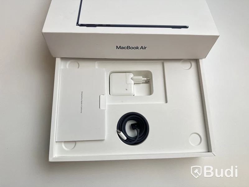 Dator Apple MacBook Air 2022 M2 med originalförpackning