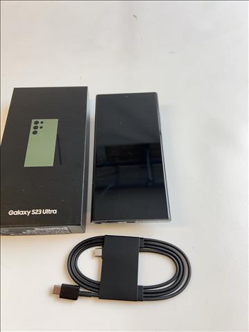Mobil Samsung Galaxy S23 Ultra 256GB med originalförpackning. OBS! Repad skärm.