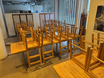 Stort parti med restaurangmöbler