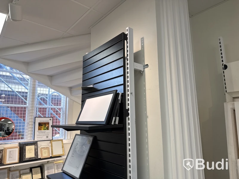 Butiksinredning med glasmontrar m.m.