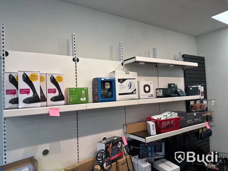 Butiksinredning med glasmontrar m.m.