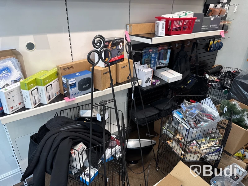 Butiksinredning med glasmontrar m.m.