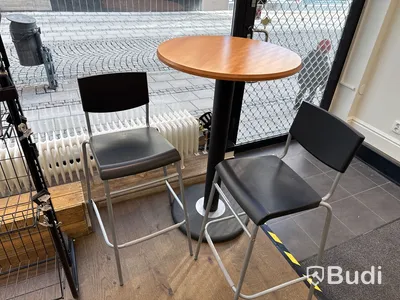 Butiksinredning med glasmontrar m.m.