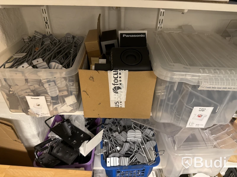Butiksinredning med glasmontrar m.m.