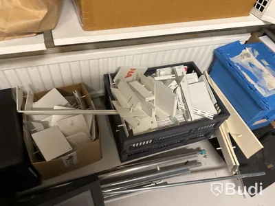 Butiksinredning med glasmontrar m.m.