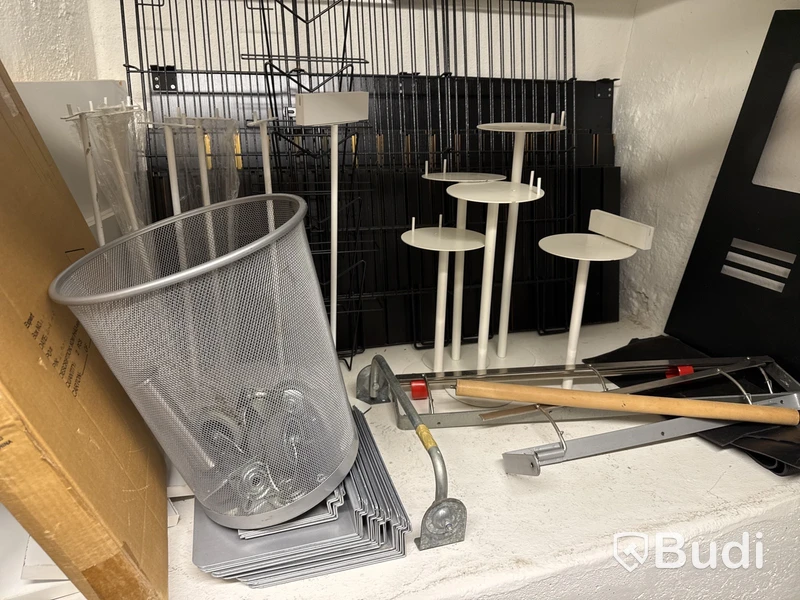 Butiksinredning med glasmontrar m.m.
