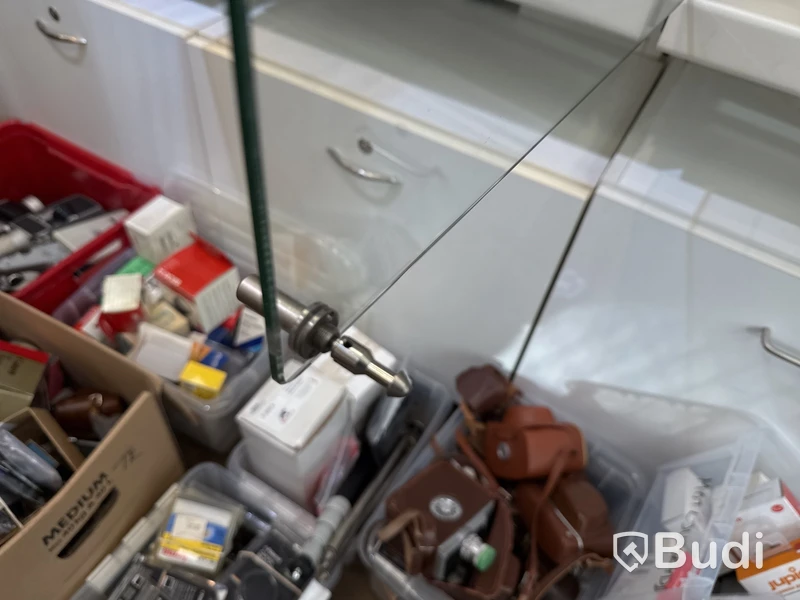Butiksinredning med glasmontrar m.m.