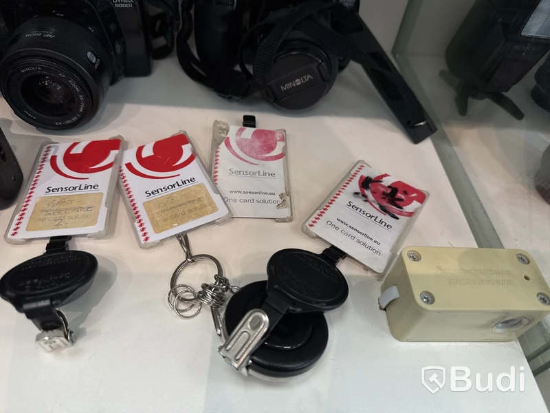 Butiksinredning med glasmontrar m.m.