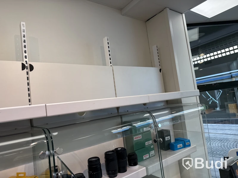 Butiksinredning med glasmontrar m.m.