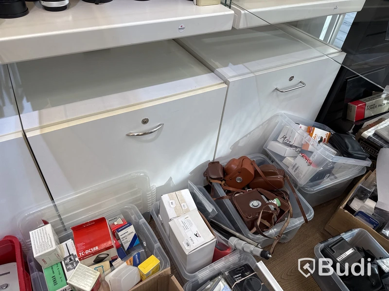 Butiksinredning med glasmontrar m.m.