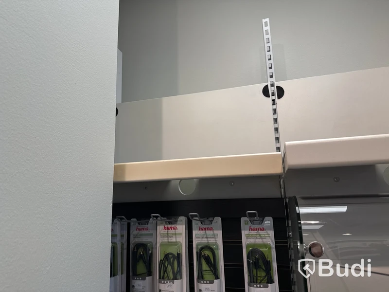 Butiksinredning med glasmontrar m.m.