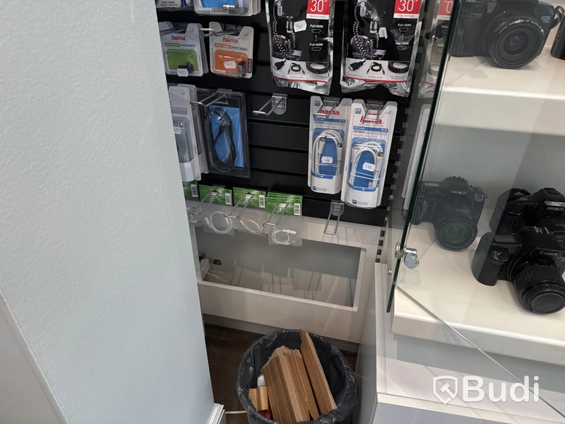 Butiksinredning med glasmontrar m.m.