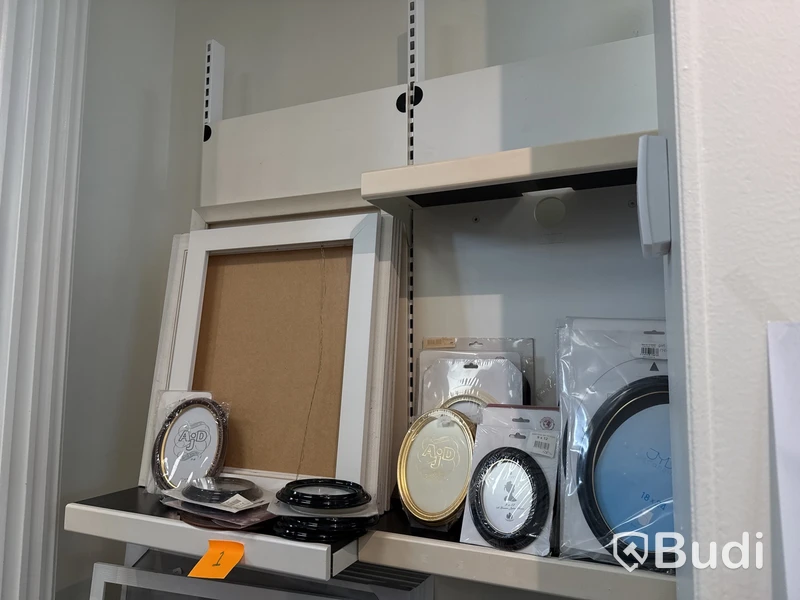 Butiksinredning med glasmontrar m.m.