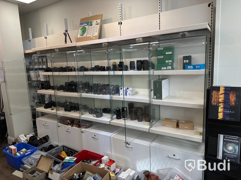 Butiksinredning med glasmontrar m.m.