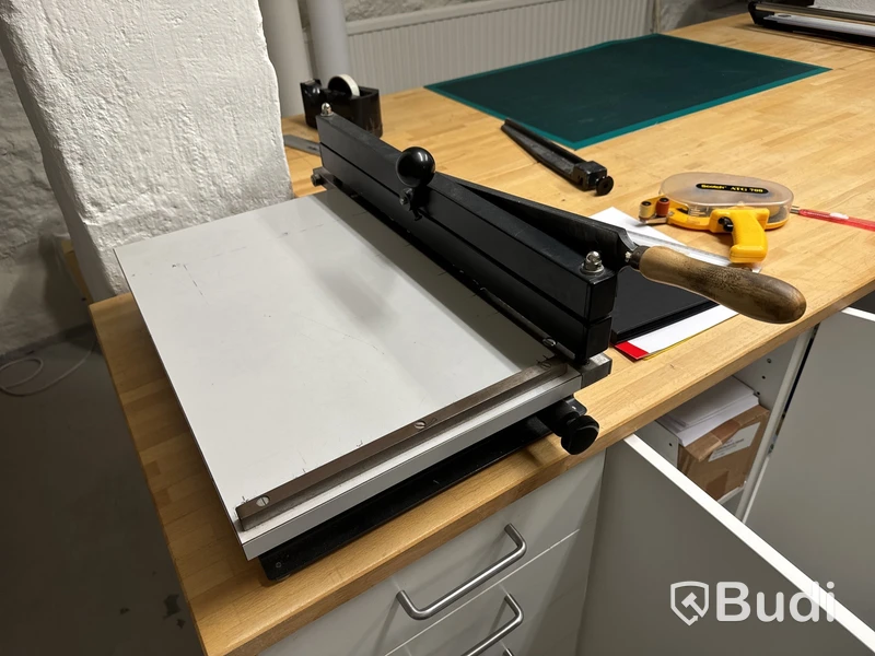 Skärbord, skåp m.m.