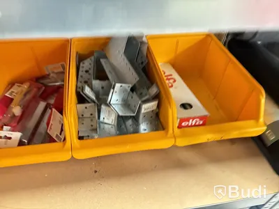 Skottkärra, hyllor med innehåll. Stort Parti.
