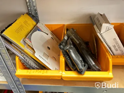 Skottkärra, hyllor med innehåll. Stort Parti.
