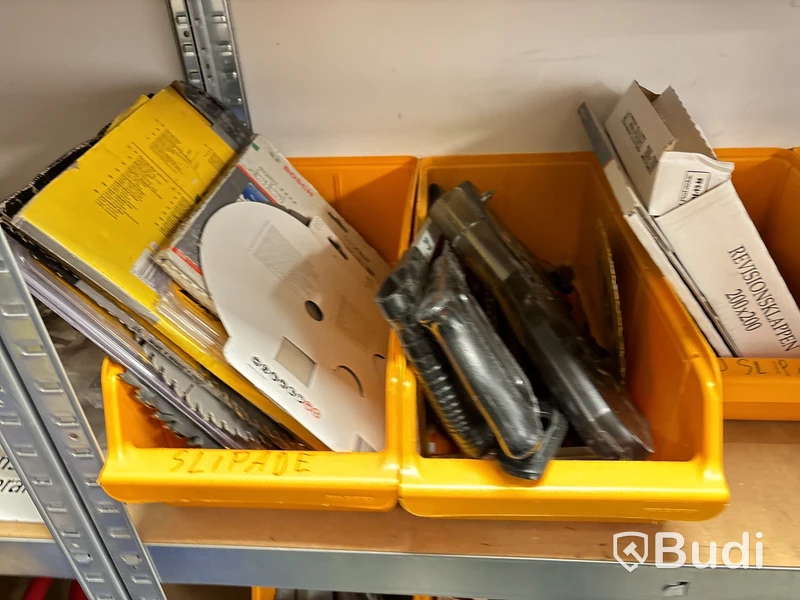 Skottkärra, hyllor med innehåll. Stort Parti.