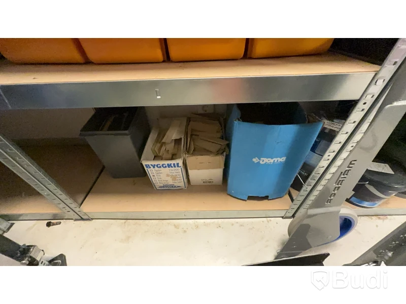 Skottkärra, hyllor med innehåll. Stort Parti.