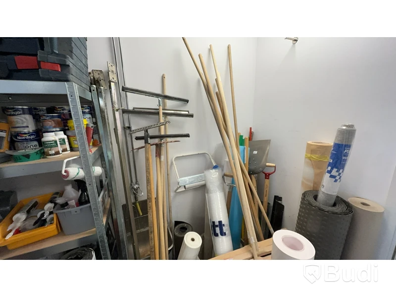 Skottkärra, hyllor med innehåll. Stort Parti.